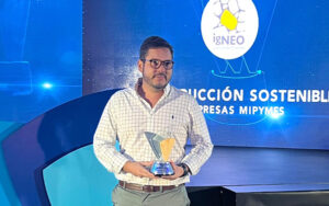 Hombre de IGNEO COLOMBIA S.A.S. sosteniendo trofeo de premios AVA.