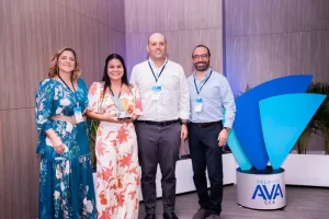 dos mujeres y dos hombres , el hombre del centro sostiene un premio AVA junto a los otros